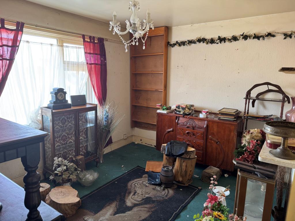Lot: 125 - FREEHOLD SEMI-DETACHED HOUSE FOR IMPROVEMENT - The Front Bedroom